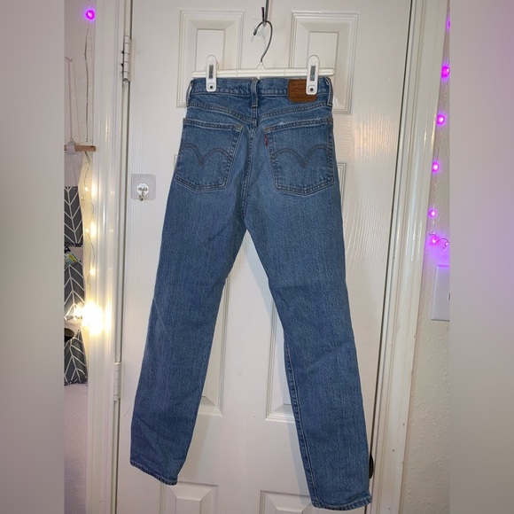 Levi’s wedgie cut denim distressed jeans - Picture 4 of 7